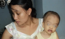 Cháu Gia Bảo trong vòng tay mẹ