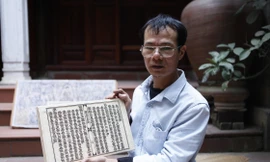 Anh Thạo bên mộc bản. Ảnh: Nguyễn Thắng