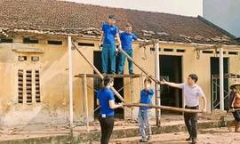 Đoàn viên, thanh niên tỉnh Bắc Giang đóng góp ngày công hỗ trợ hộ nghèo làm nhà.