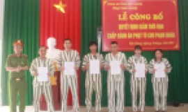 Trao các quyết định giảm thời hạn chấp hành án phạt tù cho phạm nhân.