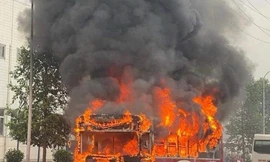 Chiếc xe ô tô chở công nhân bị bốc cháy.