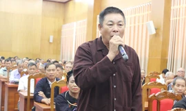 Người có uy tín phát biểu tại hội nghị.