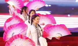 Các bạn trẻ biểu diễn văn nghệ tại chương trình: Ảnh: Nguyễn Thắng.