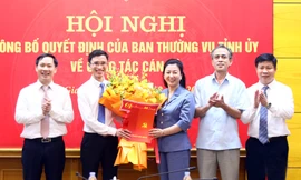 Bà Lê Thị Thu Hồng – Phó Bí thư Tỉnh ủy Bắc Giang trao quyết định bổ nhiệm cho ông Tùng.
