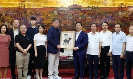 Chủ tịch UBND tỉnh Bắc Ninh Vương Quốc Tuấn (bên phải) làm việc với Tập đoàn Johnson.