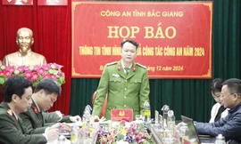Đại tá Nguyễn Hữu Bình - Phó Giám đốc Công an tỉnh Bắc Giang chủ trì họp báo. Ảnh: Nguyễn Thắng