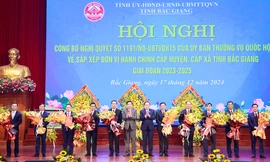 Lãnh đạo chủ chốt thành phố Bắc Giang, thị xã Chũ và huyện Lục Ngạn theo đề án nhận hoa chúc mừng tại hội nghị công bố sắp xếp đơn vị hành chính tỉnh Bắc Giang.