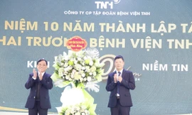 Lãnh đạo Bệnh viện TNH Việt Yên nhận hoa chúc mừng.