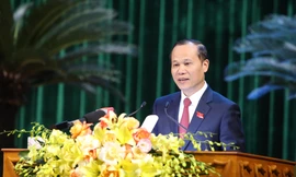 Quyền Chủ tịch UBND tỉnh Bắc Giang Mai Sơn phát biểu tại kỳ họp.