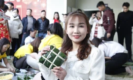 Công nhân hào hứng tham gia thi gói bánh chưng. Ảnh: Nguyễn Thắng