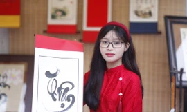 Cô đồ viết thư pháp tại chùa Bổ Đà là Tống Thị Dung (SN 1997, quê ở xã Trung Sơn, thị xã Việt Yên, Bắc Giang). Hiện cô đồ Dung đang làm giáo viên ở Trường Tiểu học Lê Lợi, thành phố Bắc Giang. Ảnh: Nguyễn Thắng