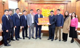 Lãnh đạo UBND tỉnh Bắc Ninh trao quà Tết tặng người nghèo tỉnh Cao Bằng.