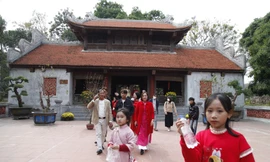 Người dân đổ về ngôi chùa có vườn tháp lớn nhất Việt Nam ngày đầu năm