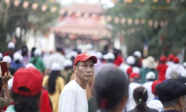 Từ đầu giờ sáng 21/2 (ngày 12 tháng Giếng), đông đảo người dân trong và ngoài tỉnh Bắc Ninh đến hội Lim. Ảnh: Nguyễn Thắng.