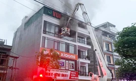 Lực lượng chức năng triển khai phương tiện dập đám cháy.