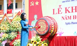 Phó Chủ tịch Quốc hội Nguyễn Thị Thanh đánh trống khai giảng năm học mới.