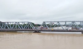 Nước lũ dâng cao sát cầu sắt cũ bắc qua sông Thương thuộc địa phận tỉnh Bắc Giang. Ảnh: Nguyễn Thắng