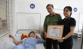 Đại tá Nguyễn Quốc Toản - Giám đốc Công an tỉnh Bắc Giang thăm, biểu dương và trao tặng giấy khen cho Thượng úy Đinh Văn Cường.