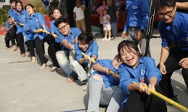 Đoàn viên tham gia chơi kéo co tại ngày hội thanh thiếu niên công giáo. Ảnh: Nguyễn Thắng