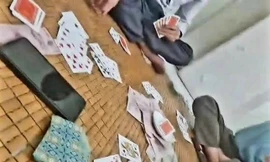 Hình ảnh từ clip cán bộ xã Long Châu, huyện Yên Phong (Bắc Ninh) đánh bài ăn tiền.