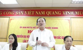 Ông Trần Công Thắng (ở giữa) - Ủy viên Ban Thường vụ Tỉnh ủy Bắc Giang có đơn xin nghỉ hưu trước tuổi. Ảnh: Nguyễn Thắng