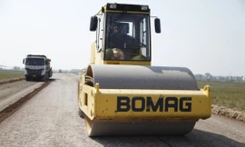 Thi công đường dẫn kết nối cầu Hà Bắc 2. Ảnh: Nguyễn Thắng