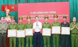 Chủ tịch UBND tỉnh Bắc Ninh khen thưởng Công an giải cứu bé gái bị bắt làm con tin.