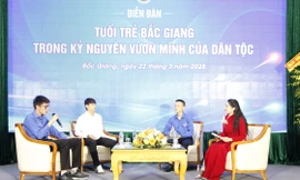Các bạn trẻ tiêu biểu chia sẻ tại diễn đàn. Ảnh: Nguyễn Thắng
