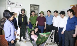 Cơ quan chức năng đến thăm hỏi, động viên cháu T và gia đình. Ảnh Công an tỉnh Bắc Ninh.