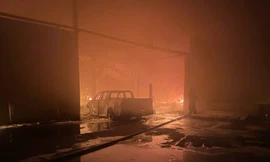 Cơ quan chức năng kịp thời dập tắt đám cháy.