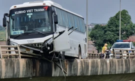 Xe ô tô chở công nhân mất lái lao thành cầu Bình Than.