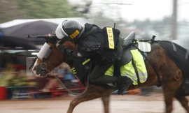 Kỵ binh Cảnh sát cơ động Cảnh sát cơ động nghiêng mình bắn súng trên ngựa. Ảnh: Nguyễn Thắng