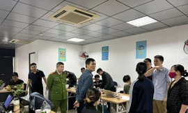 Cơ quan Công an khám xét nơi làm việc của các đối tượng.