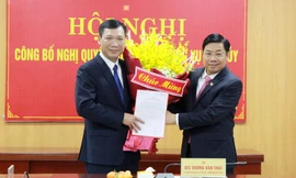 Bí thư Tỉnh ủy Bắc Giang Dương Văn Thái (bên phải) chúc mừng ông Ngô Tiến Dũng.