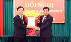 Bí thư Tỉnh ủy Bắc Giang Dương Văn Thái trao quyết định phân công, luân chuyển ông Dương Thanh Tùng.