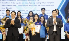 Lãnh đạo Tỉnh Đoàn và Ban Dân vận tỉnh Bắc Giang trao danh hiệu sinh viên 5 tốt. Ảnh: Nguyễn Thắng.