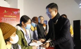 Anh Thân Trung Kiên - Bí thư Tỉnh Đoàn, Chủ tịch Hội LHTN tỉnh Bắc Giang trao quà Tết tặng bệnh nhân. Ảnh: Nguyễn Thắng.