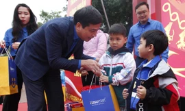 Bí thư Tỉnh Đoàn Bắc Ninh Nguyễn Đức Sâm trao quà Tết tặng con em thanh niên công nhân. Ảnh: Nguyễn Thắng.