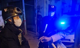 Cảnh sát giao thông tỉnh Bắc Giang kiểm tra nồng độ cồn nữ công nhân.