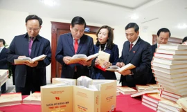 Lãnh đạo Tỉnh ủy và UBND tỉnh Bắc Giang dự ra mắt cuốn sách Lịch sử Đảng bộ tỉnh Bắc Giang, tập III (2005-2020). Ảnh: Nguyễn Thắng