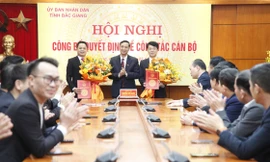 Chủ tịch UBND tỉnh Bắc Giang Nguyễn Việt Oanh trao quyết định bổ nhiệm. Ảnh: Nguyễn Thắng