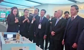 Đoàn công tác tỉnh Bắc Ninh tham quan mô hình của Tập đoàn Huawei.
