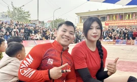 Theo tìm hiểu của PV Tiền Phong, nữ đô vật Anh Thơ có chiều cao hơn 1,7m và thi đấu vật ở một số hội làng tại tỉnh Bắc Ninh. 