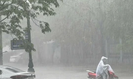 Nhiều tuyến đường ở thành phố Bắc Giang ngập sâu trong nước mưa.