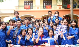 Các em học sinh giao lưu MV Khánh Vy tại chương trình.