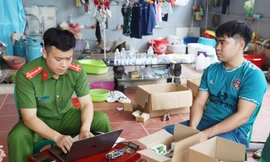 Công an làm việc với Nguyễn Văn Khánh. Ảnh: Công an tỉnh Bắc Giang