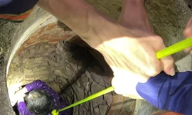 Cơ quan chức năng tỉnh Bắc Giang giải cứu cụ bà rơi xuống giếng.