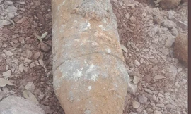 Hình ảnh quả bom tại vườn nhà dân ở xã Lục Nam.