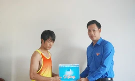 Anh Nguyễn Bảo Đại - Phó Bí thư Tỉnh Đoàn Bắc Ninh khen thưởng anh Nguyễn Đăng Văn.