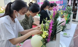 Đoàn viên và công nhân xóm trọ ở xã Nội Hoàng thi trang trí mâm cỗ Trung thu. Ảnh: Nguyễn Thắng.